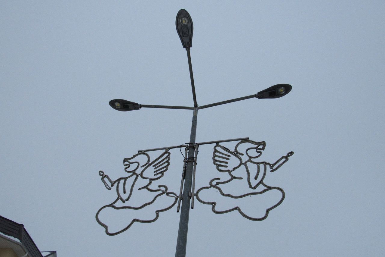 QUAD-ARM BRACKET FOR FOUR CANTILEVER LUMINAIRES