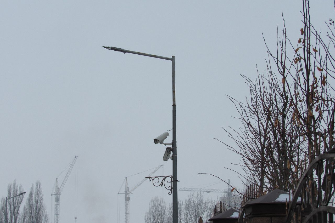 QUAD-ARM BRACKET FOR FOUR CANTILEVER LUMINAIRES