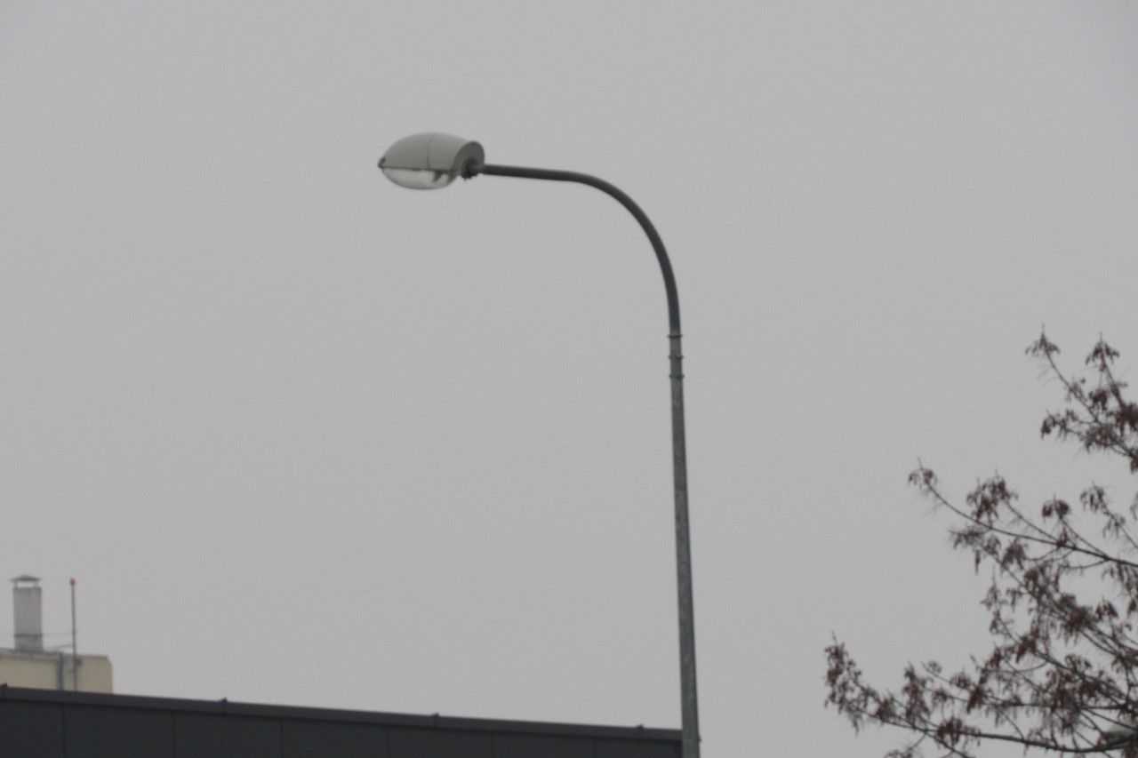 Single-arm bracket for mounting one luminaire on a lighting pole.