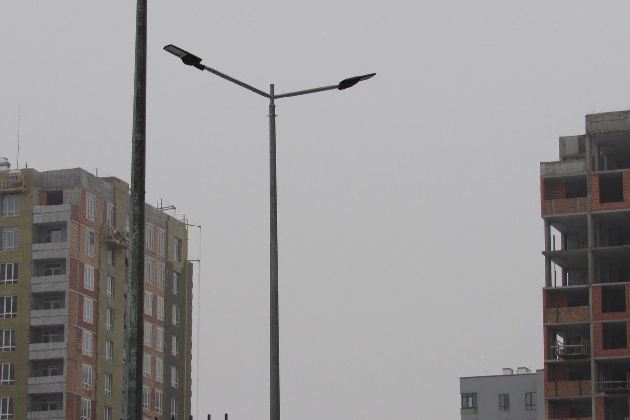 Single-arm bracket for mounting one luminaire on a lighting pole.