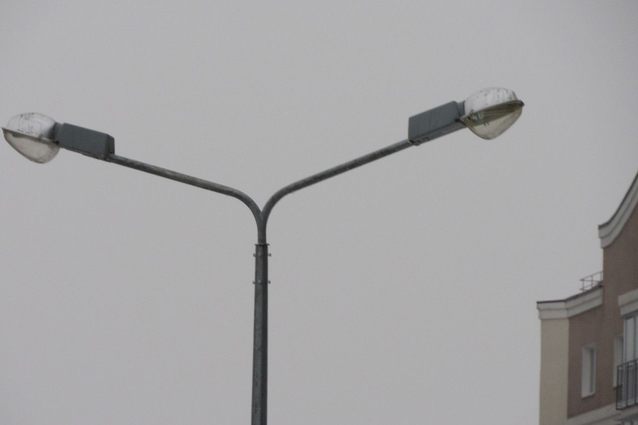 Single-arm bracket for mounting one luminaire on a lighting pole.