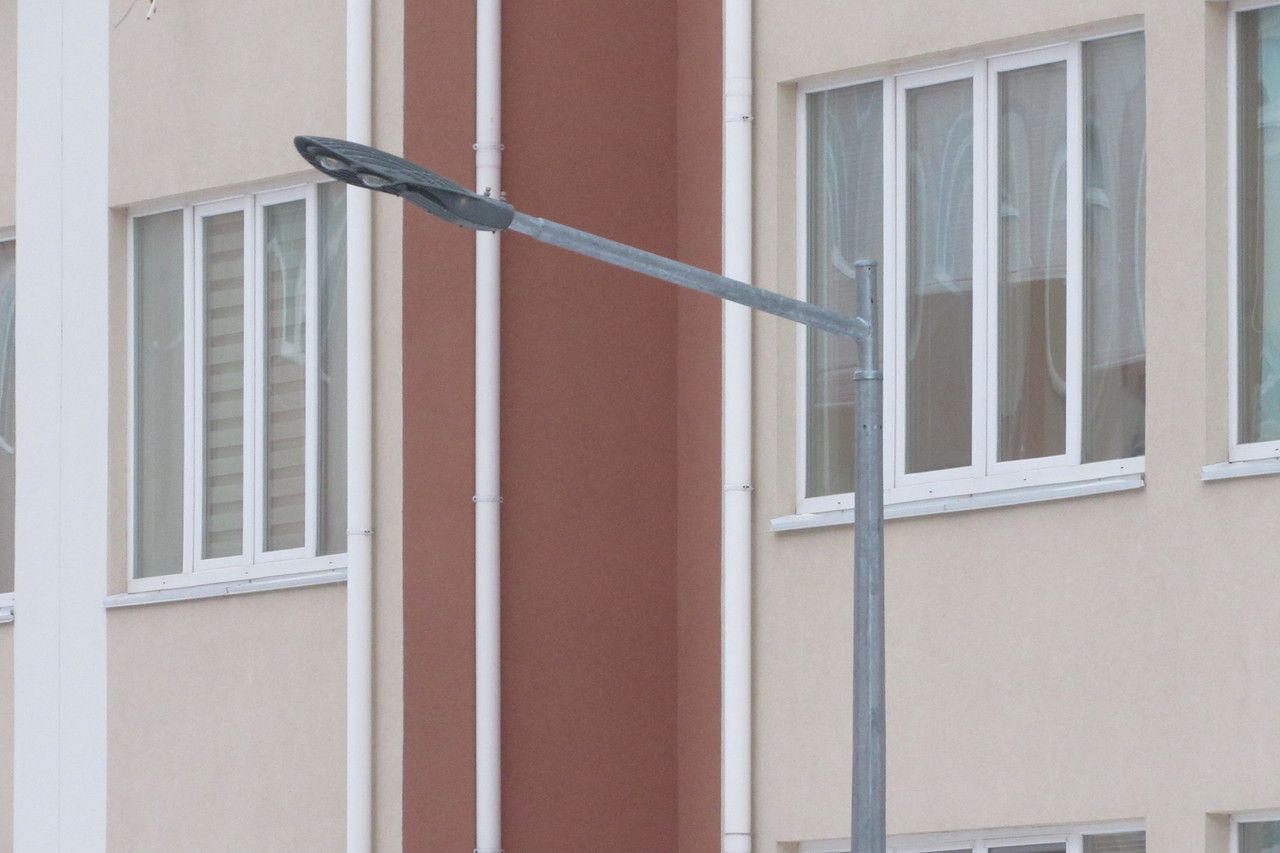 Single-arm bracket for mounting one luminaire on a lighting pole.