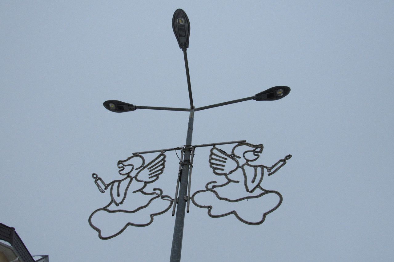 QUAD-ARM BRACKET FOR FOUR CANTILEVER LUMINAIRES