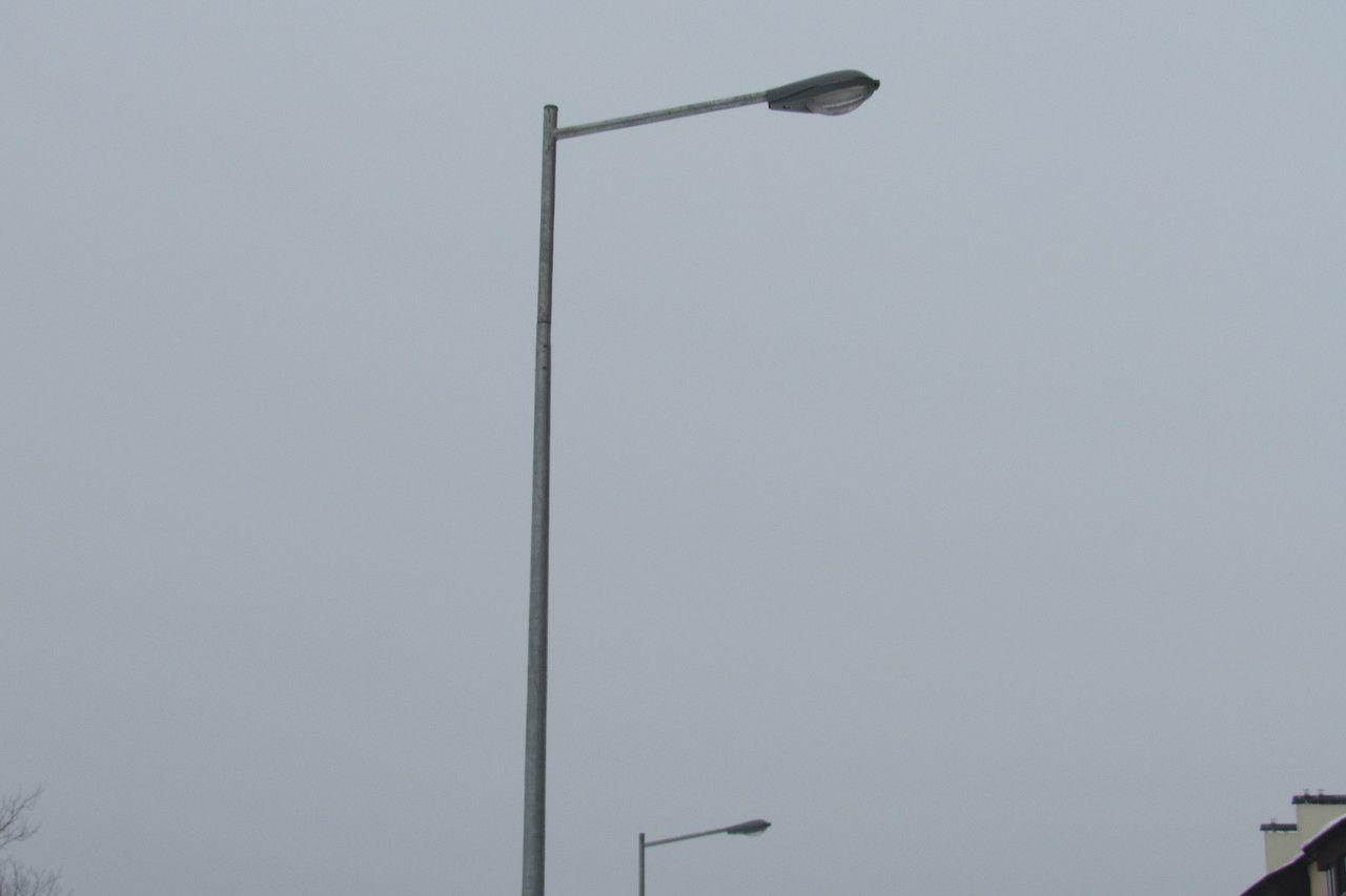 Single-arm bracket for mounting one luminaire on a lighting pole.