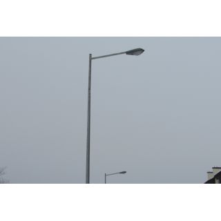 Single-arm bracket for mounting one luminaire on a lighting pole.