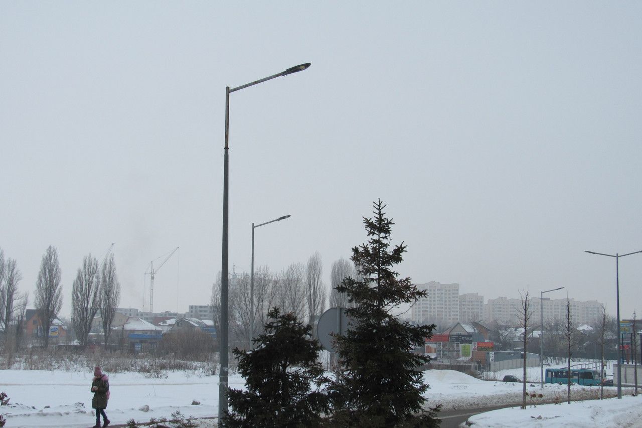 Single-arm bracket for mounting one luminaire on a lighting pole.