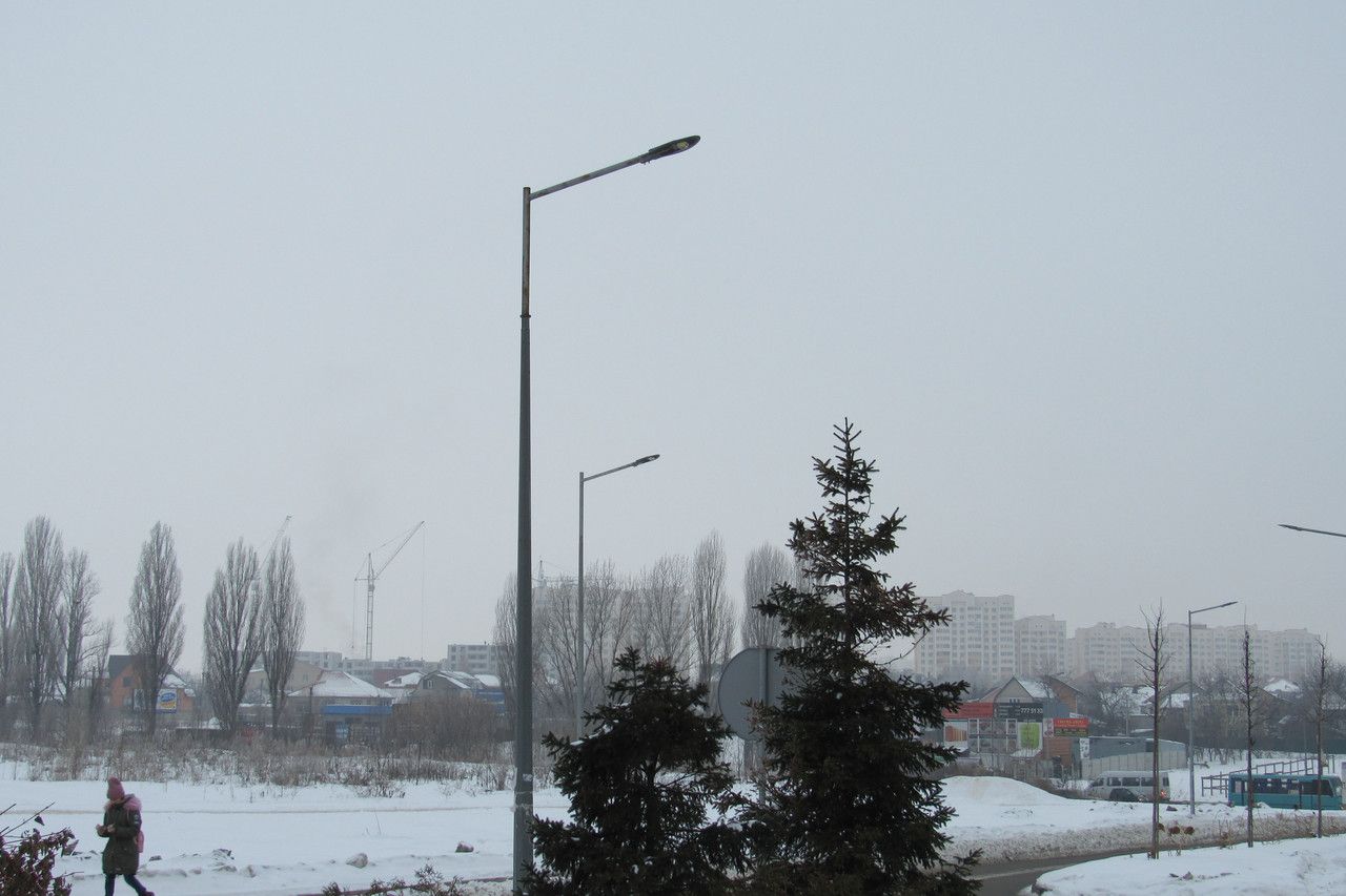 Single-arm bracket for mounting one luminaire on a lighting pole.