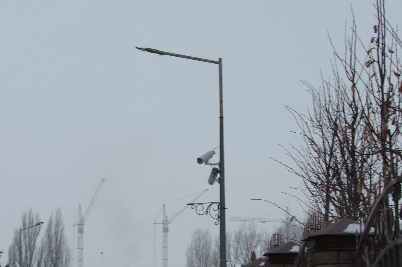 Single-arm bracket for mounting one luminaire on a lighting pole.