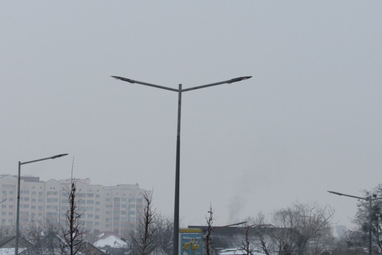 Single-arm bracket for mounting one luminaire on a lighting pole.